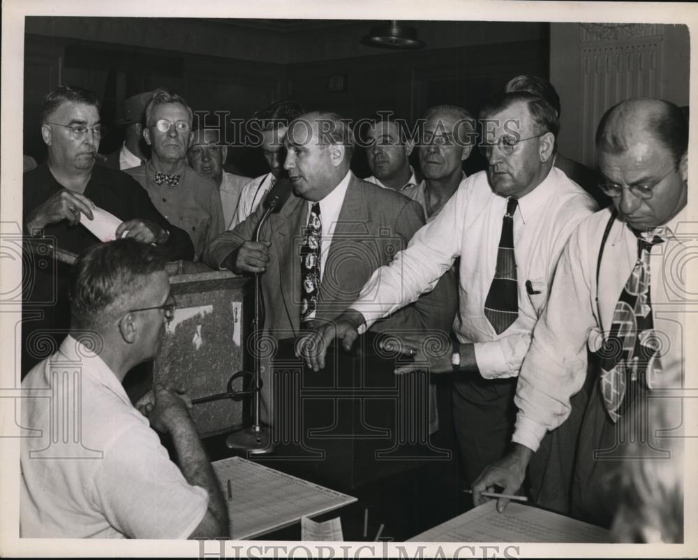 1947 Press Photo William Finegan makes political acceptance speech - Historic Images