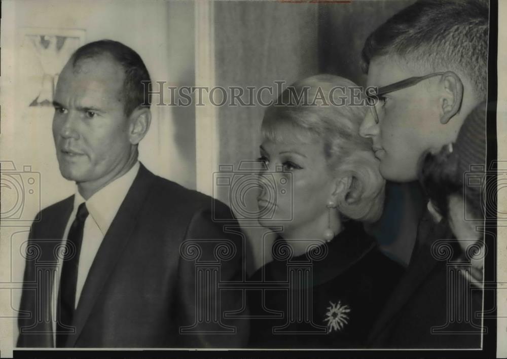 1964 Press Photo Cinncinati Dr Sam Sheppard wife &amp; son Chip at court - Historic Images