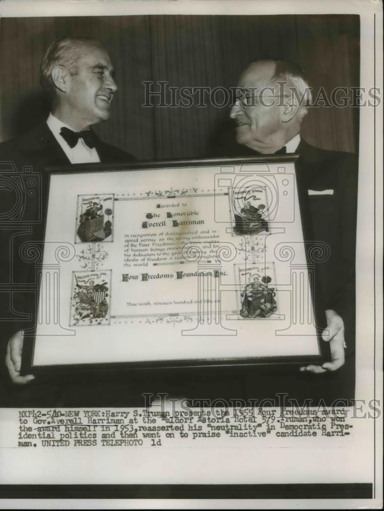 1956 Press Photo Harry Truman Presents An Award To Gov. Averall Harriman - Historic Images