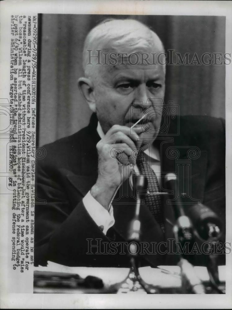 1955 Press Photo Defense Secy Charles E Wilson at apress conference - Historic Images