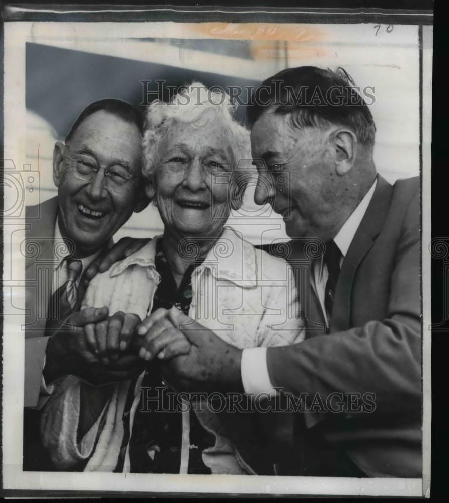 1956 Press Photo Mrs. Anna Oswalt celebrates her 102nd Birthday with her sons. - Historic Images