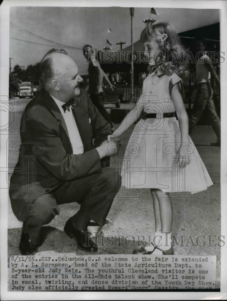 1955 Press Photo AL Sorensen Ohio State Agriculture Dept &amp; Judy Reis - Historic Images