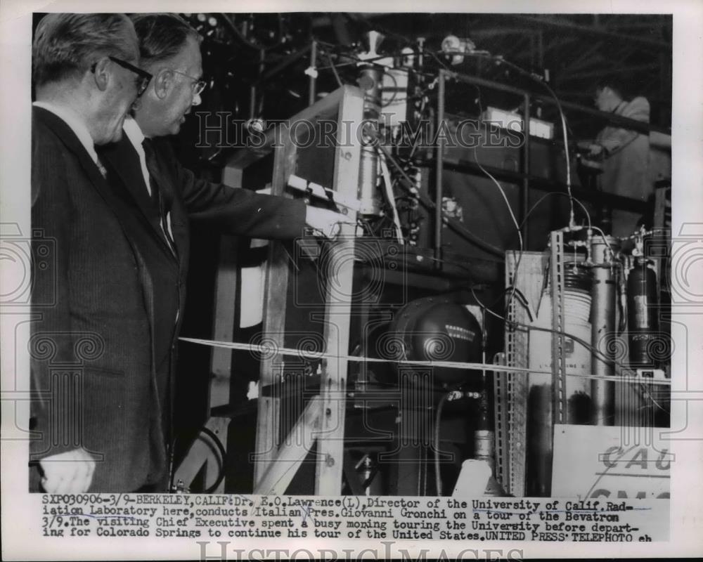 1956 Press Photo Dr Lawrence, Director University Calif.Radiation Lab, tour - Historic Images