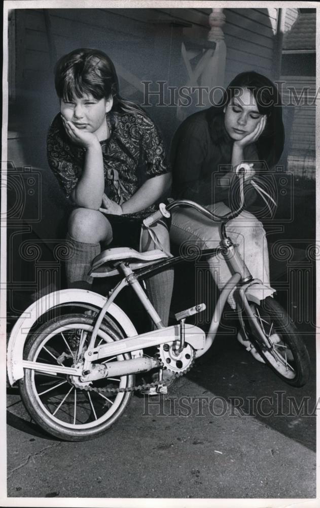 1968 Press Photo Patty Knox, Teresa Knox &amp; a bicycle after others were stolen - Historic Images