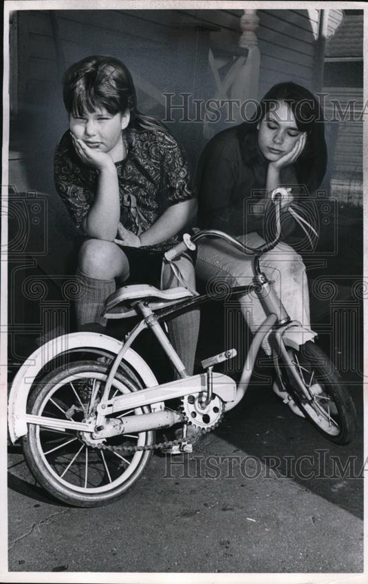 1968 Press Photo Patty Knox, Teresa Knox & a bicycle after others were stolen - Historic Images