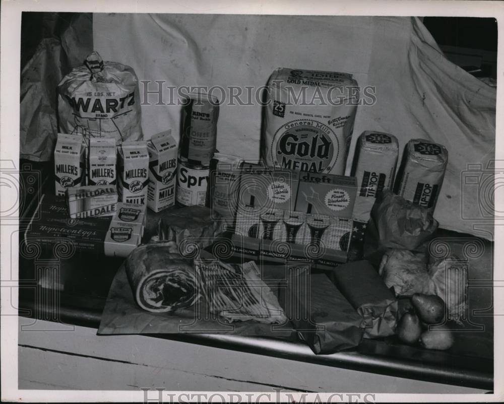 1947 Press Photo Display of $10 worth of grociers on a store checkout counter - Historic Images