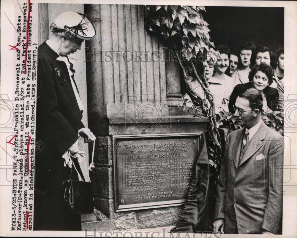 1949 Press Photo Mrs. Franklin D. Roosevelt And Sen. Estes Kefauver Read Plaque - Historic Images