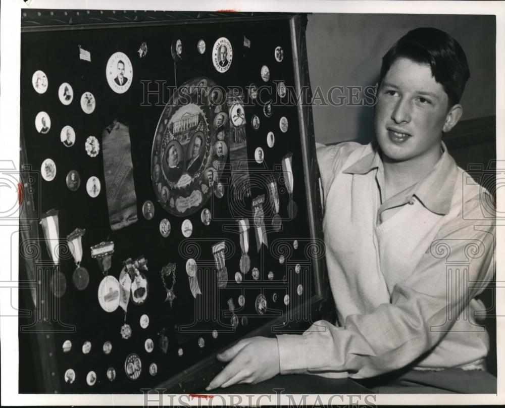 1955 Press Photo Robert Clifford of Cleveland Heights shows his art project. - Historic Images