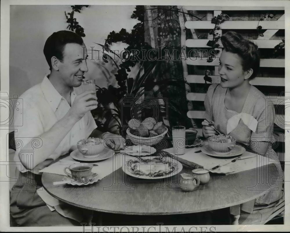 1946 Press Photo Homemade Dark Bread Nourishing Wheat Treats - Historic Images