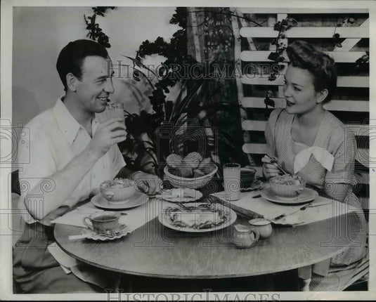 1946 Press Photo Homemade Dark Bread Nourishing Wheat Treats - Historic Images