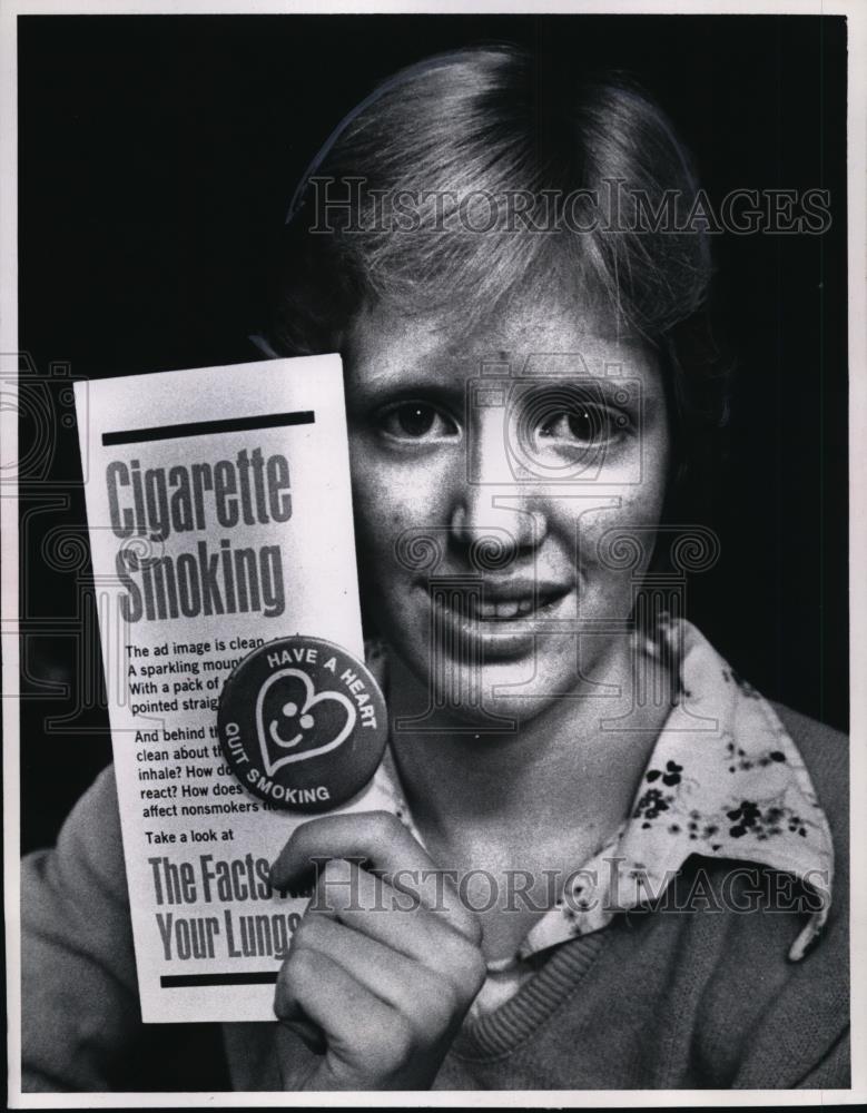 1975 Press Photo Kathy Wood with Quitting Smoking Brochure - Historic Images