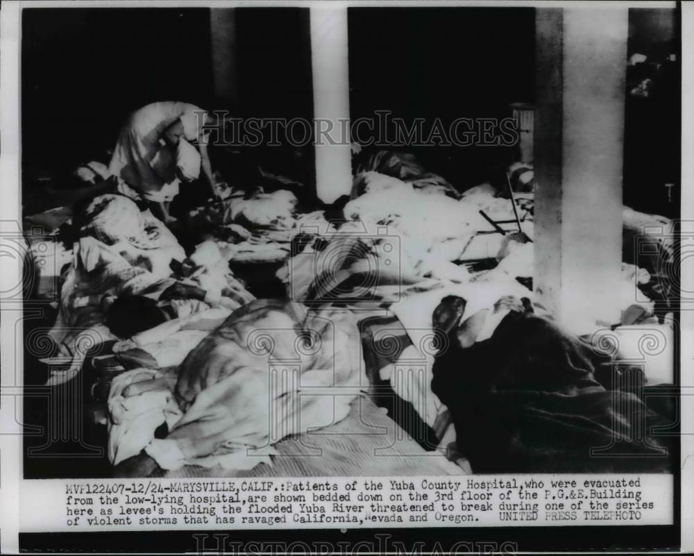 1955 Press Photo Marysville California patients of Yuba County hospital floods - Historic Images
