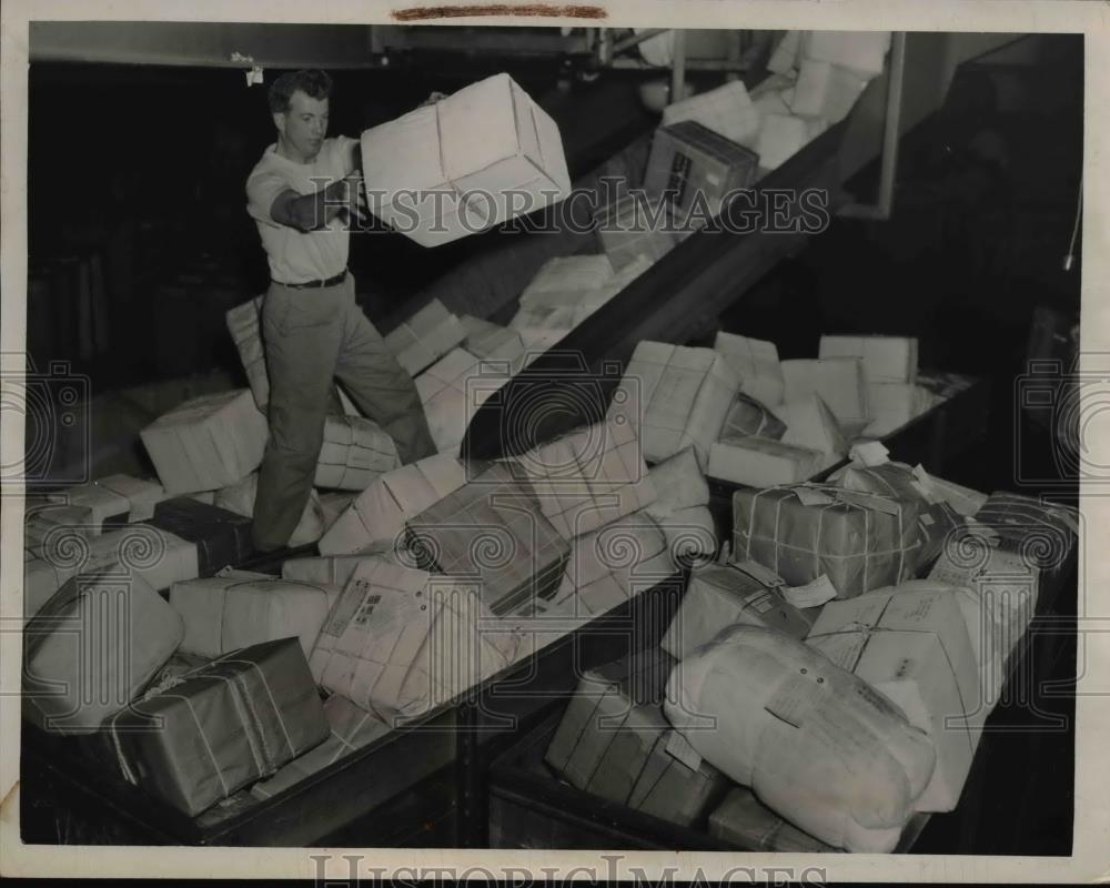 1948 Press Photo Christmas Package for Europe,Cleveland Post Office by J.Beck - Historic Images