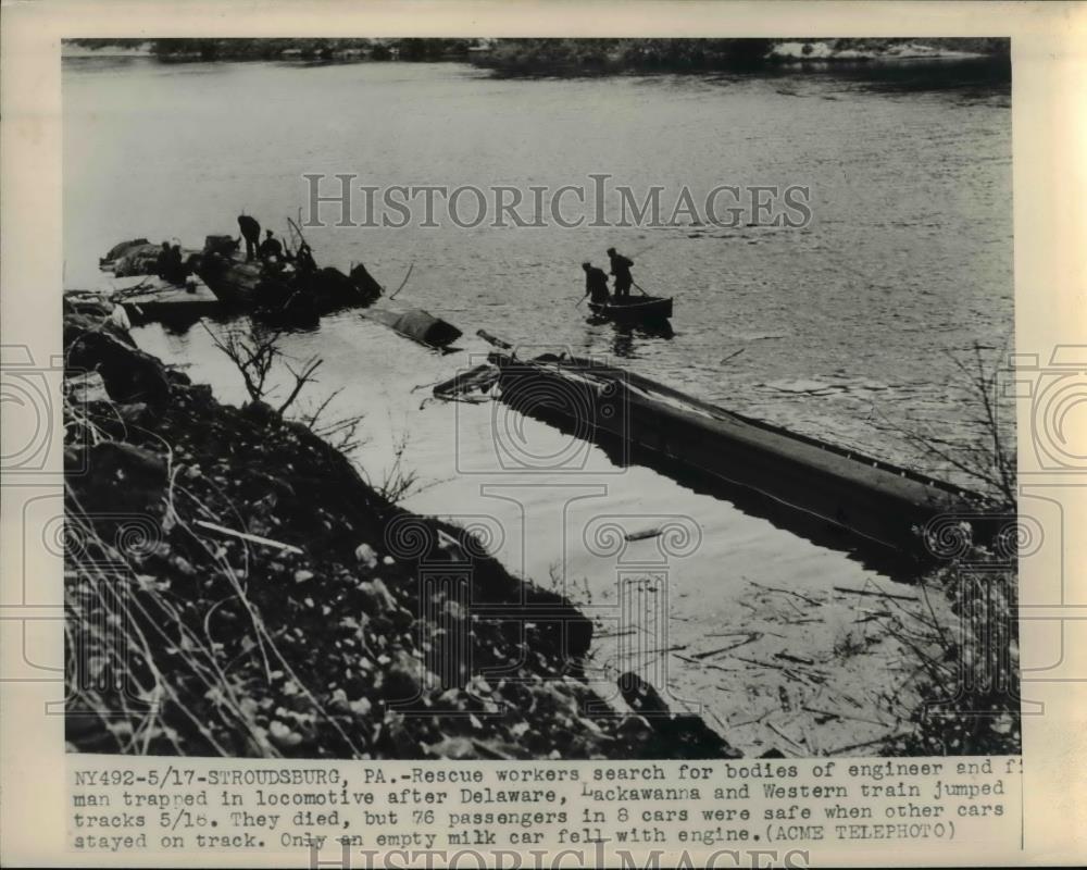 1946 Press Photo Rescue Workers Look For Bodies After Train Jumped Tracks - Historic Images