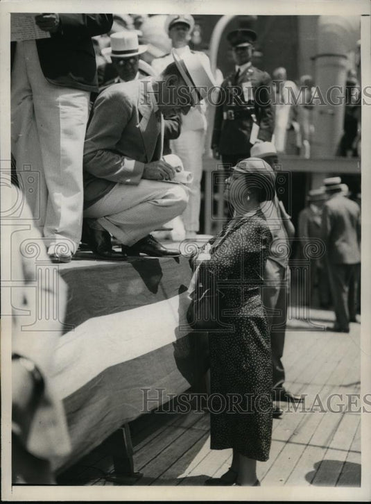 1933 Press Photo Sec of War George U Dern accepting a dinner invitation - Historic Images