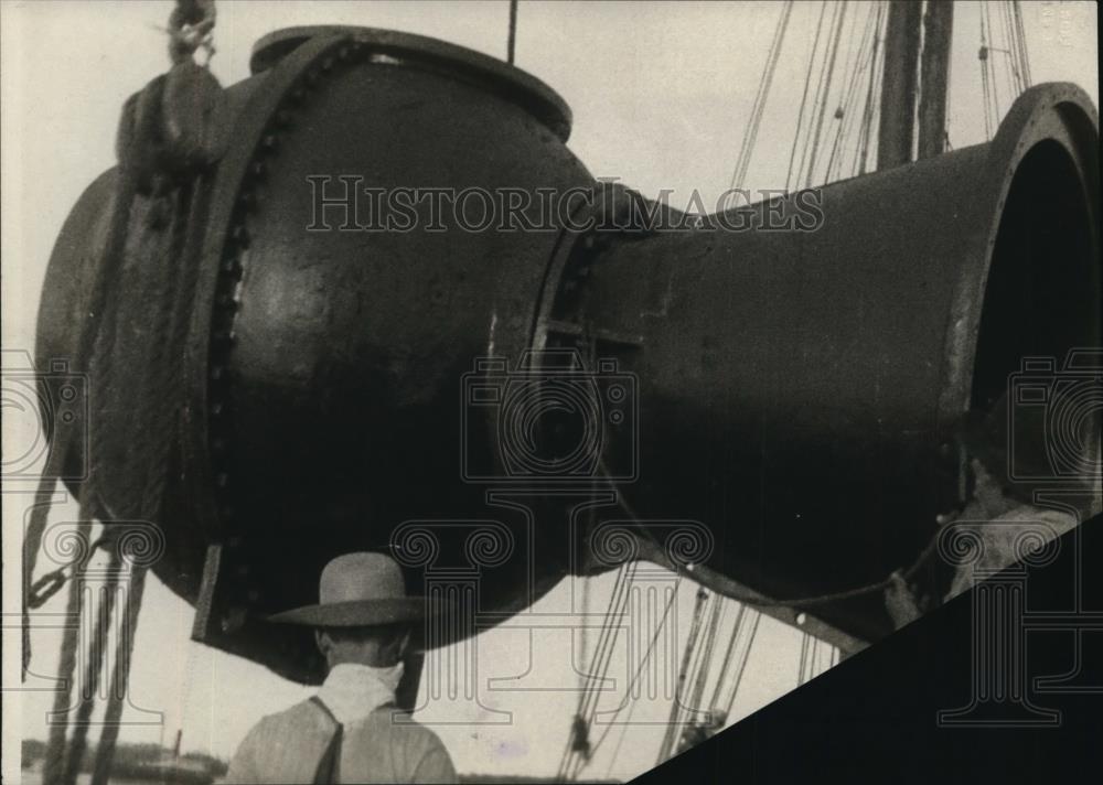 1925 Press Photo Man Looking At The Pujio - Historic Images