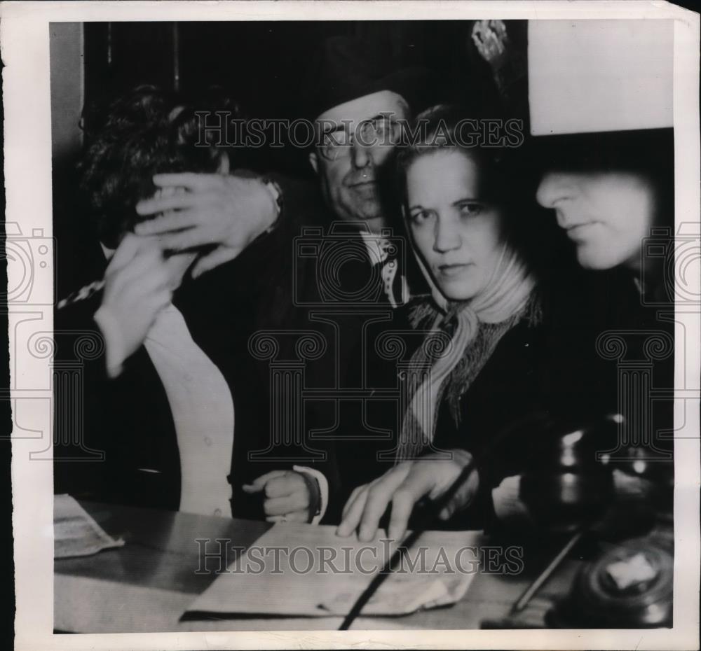 1947 Press Photo Elizabeth Keeler, Jean Weissgerber Sign Complaints in Chicago - Historic Images