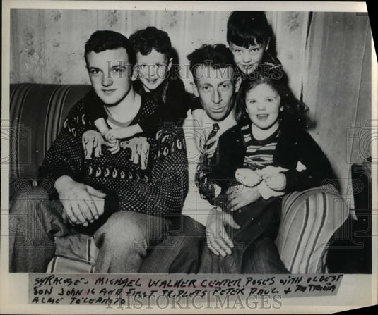 1948 Press Photo Michael Walker, Son John Triplets Paul, Patricia - Historic Images