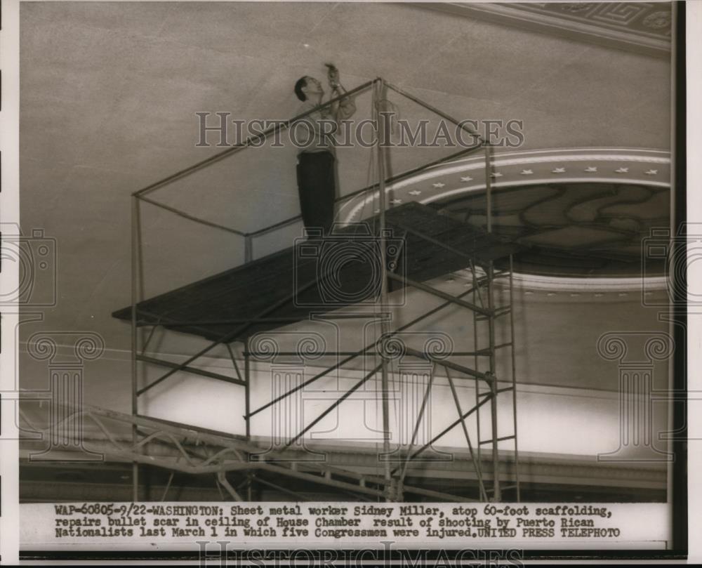 1954 Press Photo Washington: Sidney Miller repairing ceiling of House Chamber of - Historic Images