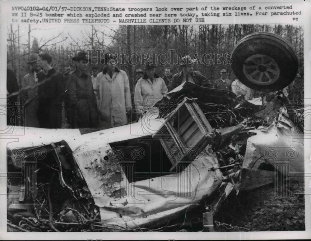 1957 Press Photo State Troopers With Wreckage of B-25 Bomber Dickson, TN - Historic Images