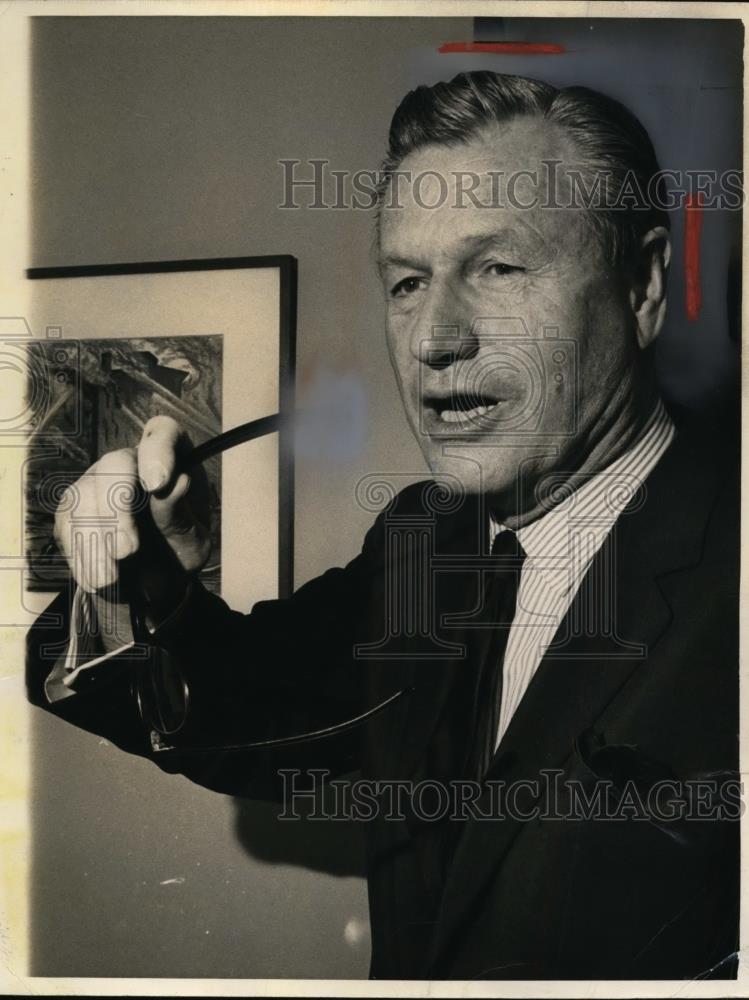 1968 Press Photo New York Governor Nelson Rockefeller Holds Glasses - Historic Images