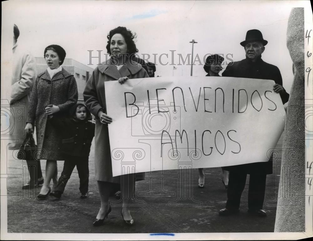 1962 Press Photo Mrs Carmen Collie and Blake Crider provide welcome at airport. - Historic Images