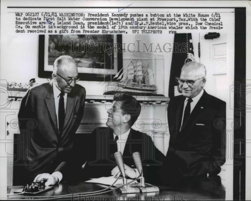 1961 Press Photo Pres.Kennedy push a button for Salt Water Conversion Plant. - Historic Images