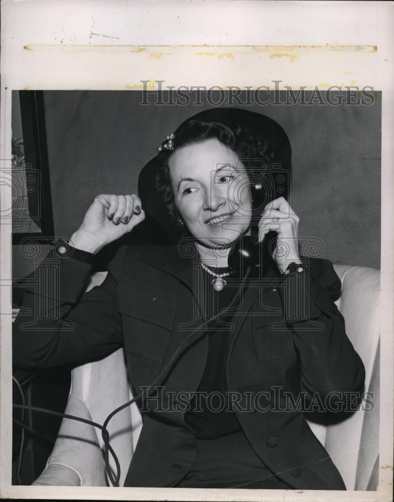 1952 Press Photo Wife of Ohio Governor Frank J. Lausche Uses Telephone - Historic Images