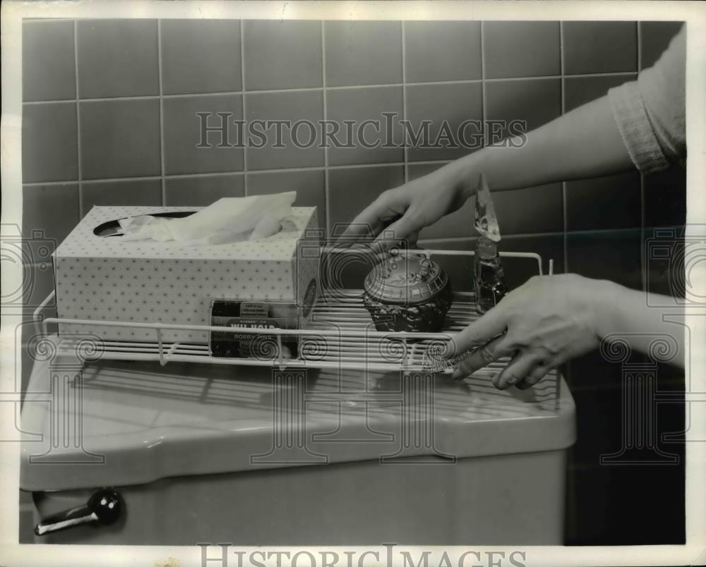 1963 Press Photo Taftville Conn. Vinylmaid bathroom caddy handles overflow. - Historic Images