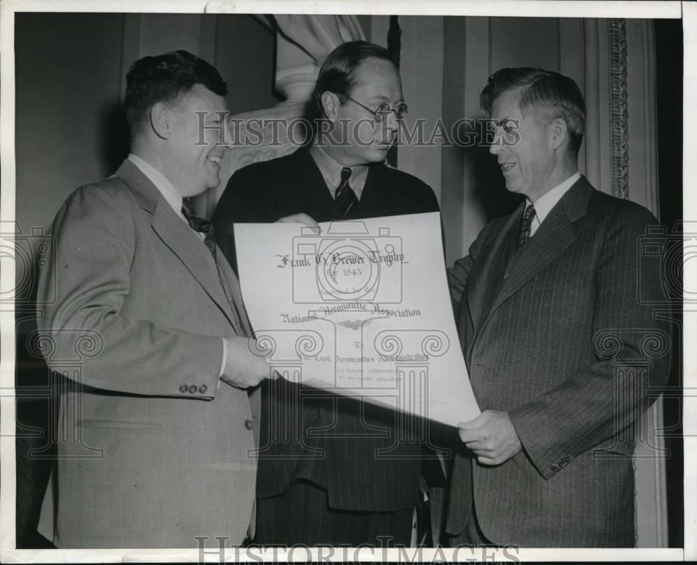 1943 Press Photo Frank G. Brewer Trophy presented to Civil Aeronautic Authority - Historic Images