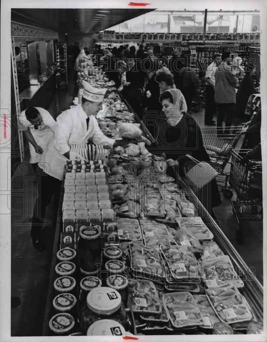 1967 Press Photo Meat Manager, George Papchock with Mrs Sally Hammond - Historic Images
