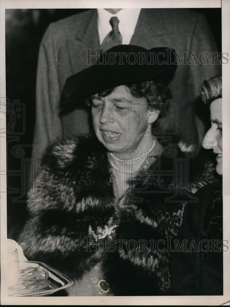 1938 Press Photo First Lady Elanor Roosevelt at a Red Cross tea - Historic Images