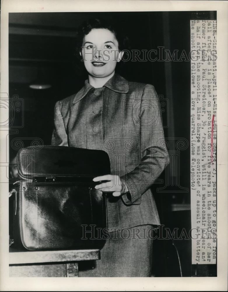 1949 Press Photo Louise Sharpe packs up to go home from jail. - Historic Images