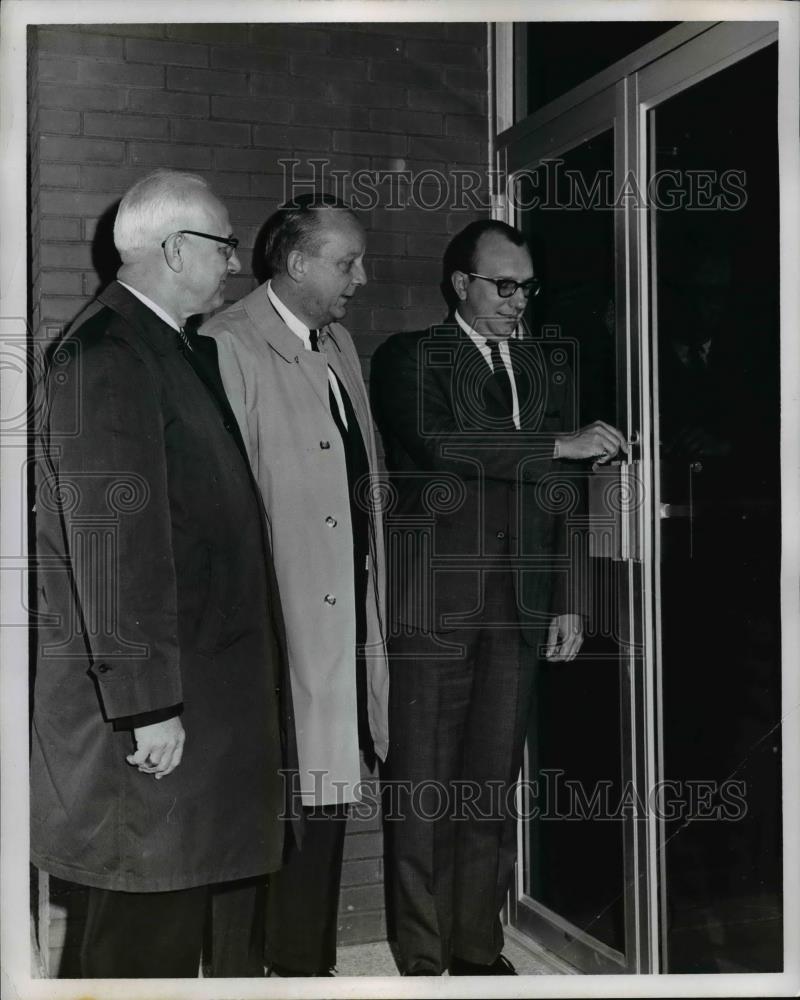 1968 Press Photo Louis A Kastelic, asst. VP of Union Commerce Bank - Historic Images