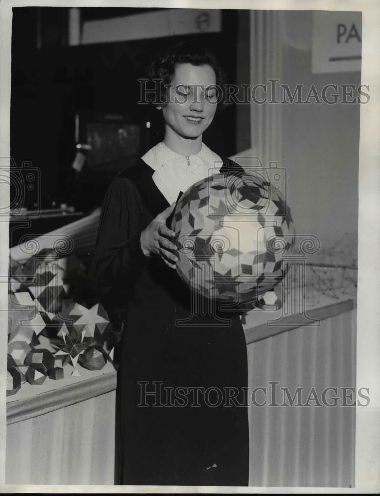 1935 Press Photo Elizabeth Parson holding a 24 dimensional hypercube - Historic Images