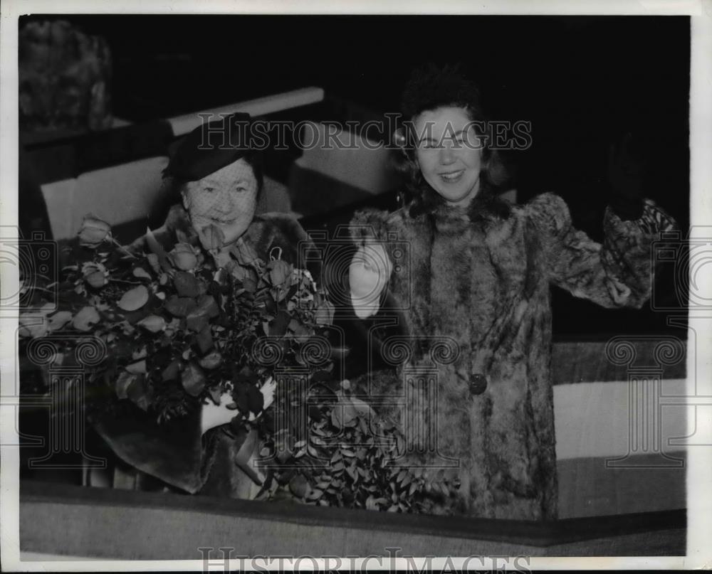 1942 Press Photo Mrs. Lesley H.Corry and daughter launch Cruiser USS Montpelier. - Historic Images