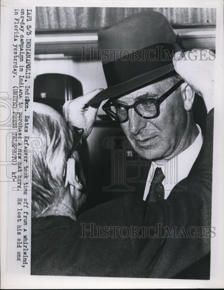 1956 Press Photo Sen. Estes Kefauver from Indiana purchase a new hat. - Historic Images