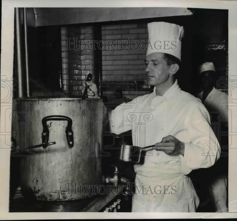 1948 Press Photo Erwin H. Faller Harrington Hotel Cook Chef - Historic Images