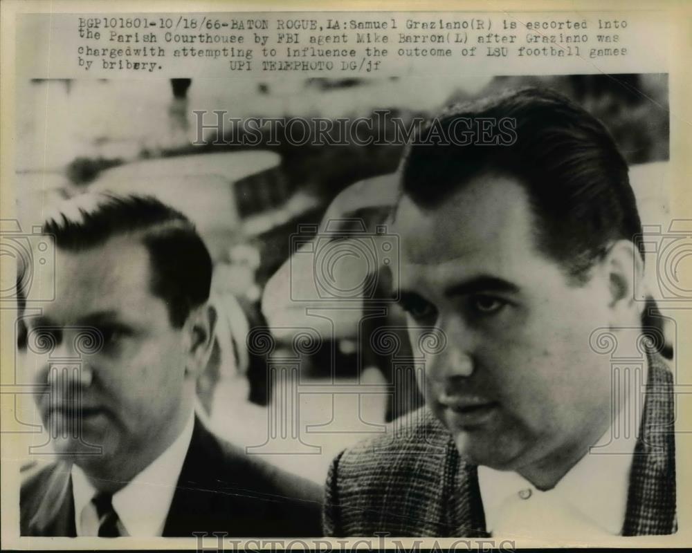 1966 Press Photo Samuel Graziano escorted to Parish Courthouse by FBI Agent - Historic Images