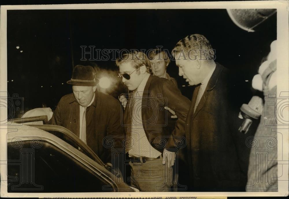 1971 Press Photo Salt Lake City-FBI agents escort Donald Coleman after capture. - Historic Images