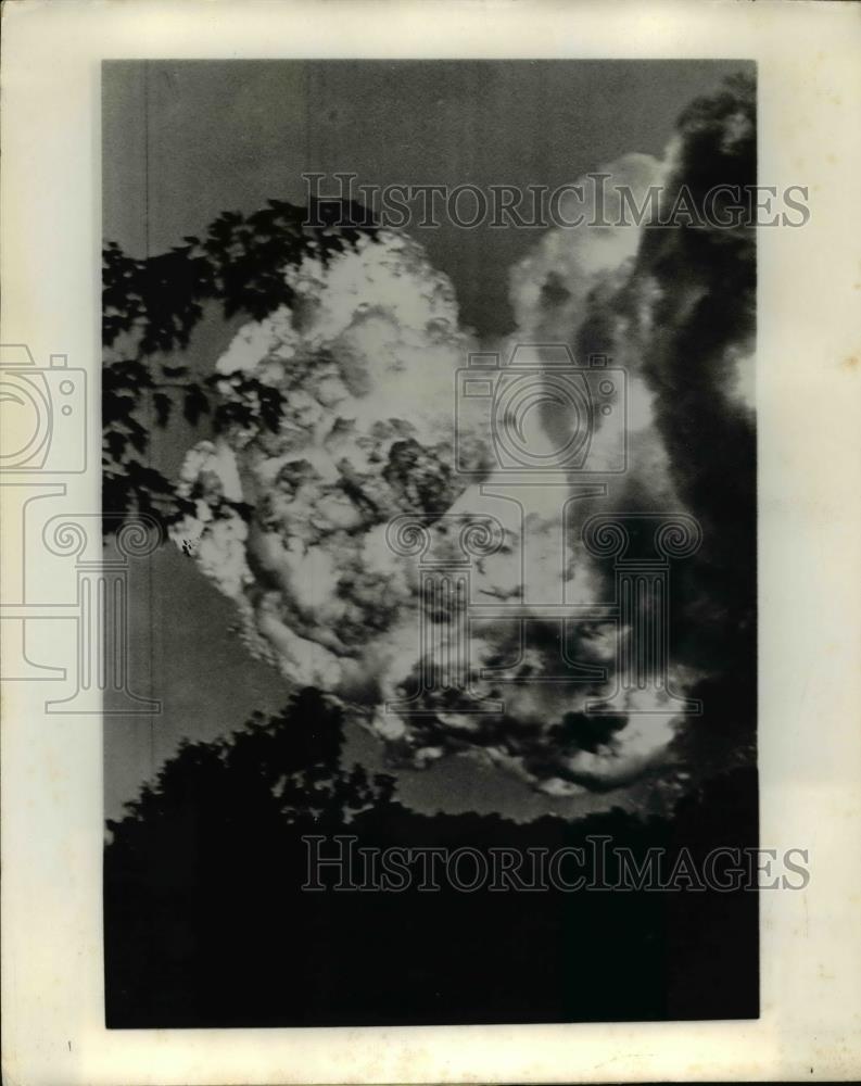 1973 Press Photo A fireball rises in air from two tank cars that jumped tracks - Historic Images