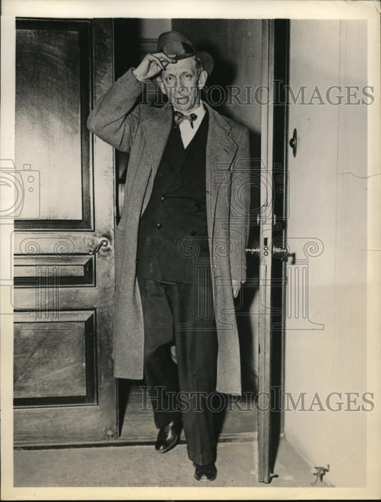 1933 Press Photo Bide Dudley radio commentator & critic at a NYC hospital - Historic Images