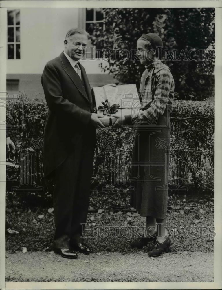 1932 Press Photo Miss Betty Morgan presenting President Hoover with Dates. - Historic Images