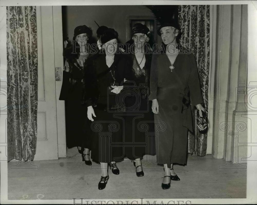 1933 Press Photo Mrs Hoover and prominent women attending annual luncheon. - Historic Images