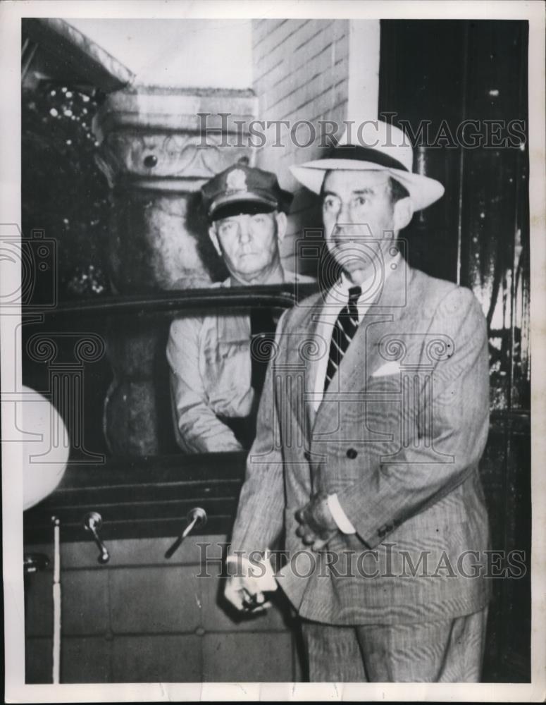 1952 Press Photo Governor of Illinois Adlai Stevenson Leaving State Capitol - Historic Images