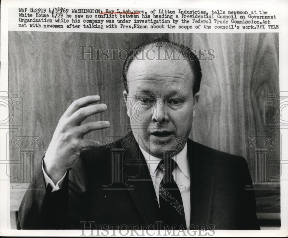 1969 Press Photo Roy Ash Talking To The Newsmen At The White House - Historic Images