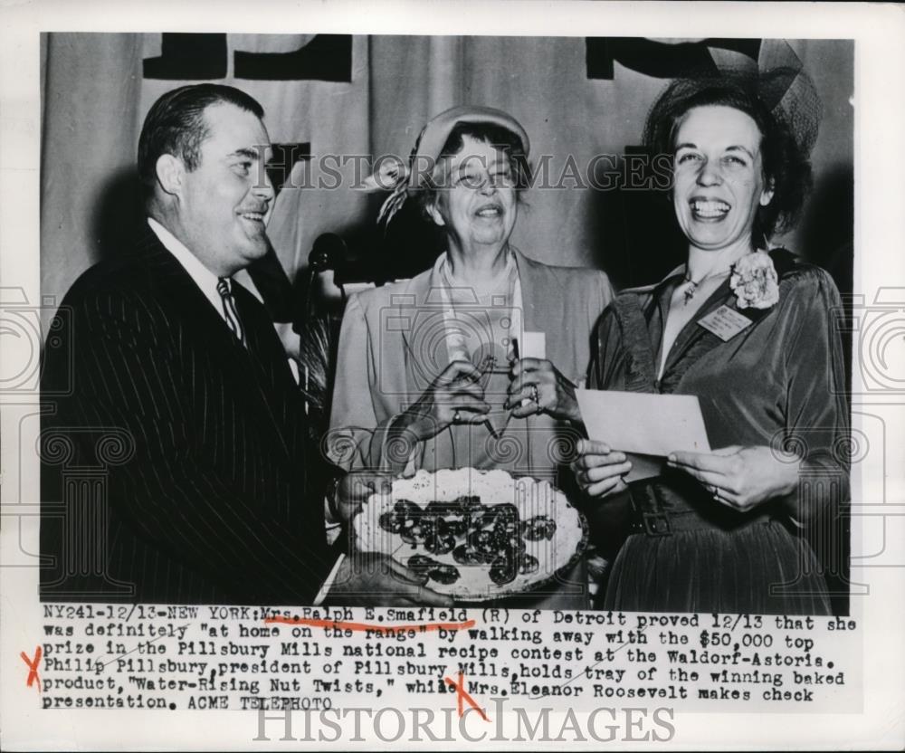 1949 Press Photo Mrs. Ralph E. Smafield, Eleanor Roosevelt at Recipe Contest - Historic Images