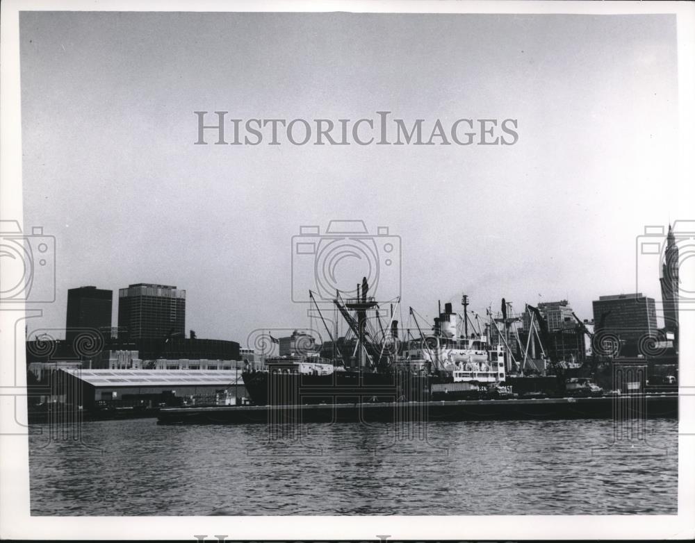 1967 Press Photo Ships&#39; docked at Cleveland&#39;s Port - cva88263 - Historic Images