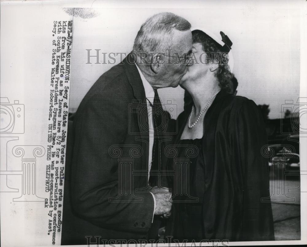 1953 Press Photo Washington, John Foster Dulles Kissing Wife, Going To Korea - Historic Images