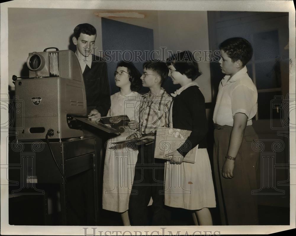 1954 Press Photo Students at Franklin School in Lakewood meet in classroom. - Historic Images